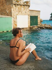 Influencer reading a book